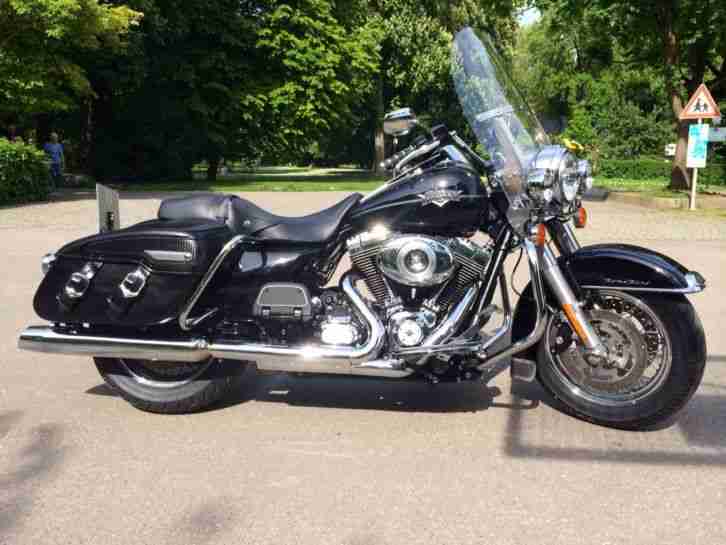 Harley-Davidson Road King FLHRC Classic 2011 / 3400 Km Vivid Black 84 PS