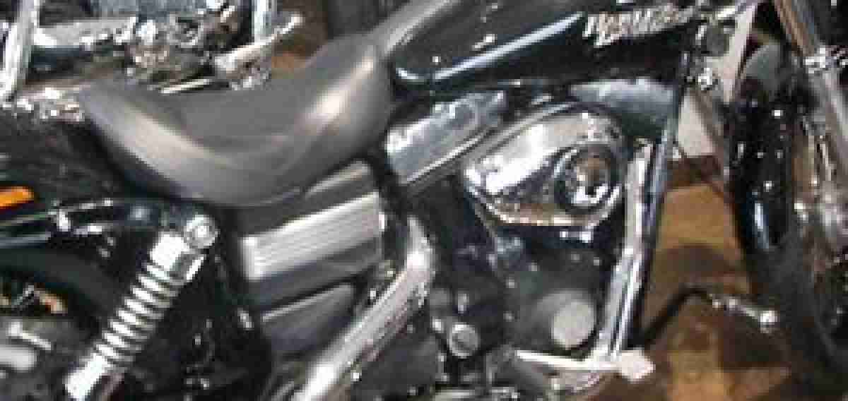Harley Davidson Street Bob Modell 2012 mit ABS Farbe Vivid Black -Schwarz