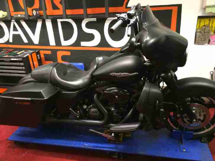 Harley Davidson Street Glide Bagger 103 CUI ABS Top Zustand matt schwarz