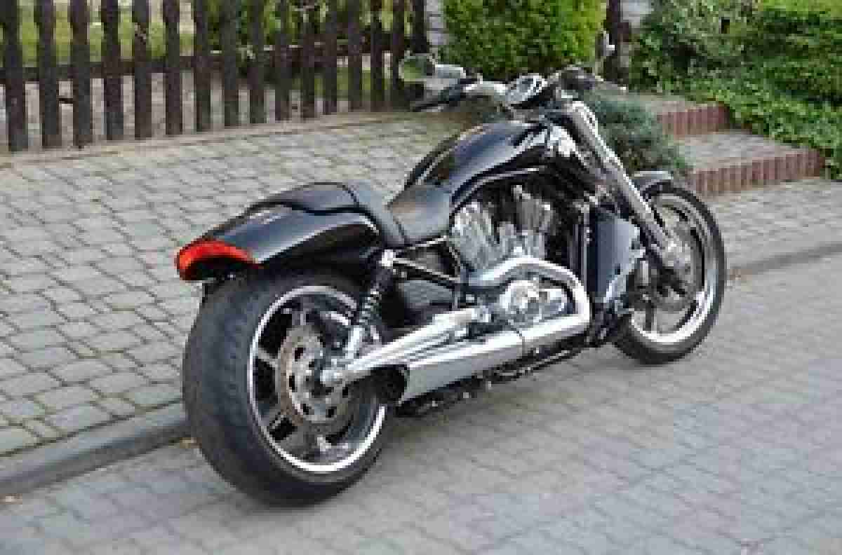 Harley-Davidson VRSCF Muscle ABS Vance Hines Auspuff bj.2010