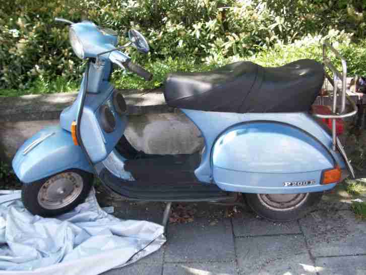 Hellblaue Vespa P 200 E Oldtimer TÜV bis 08