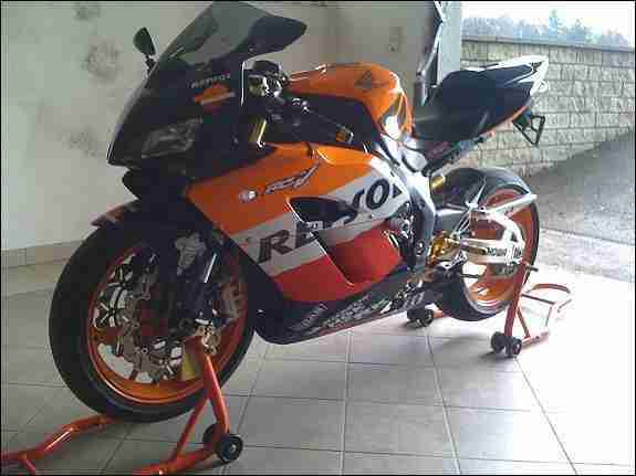 Honda CBR 1000 RR Repsol SC57 mit HRC Motor 196 PS Suzuki 600 SC59 Kawasaki KTM