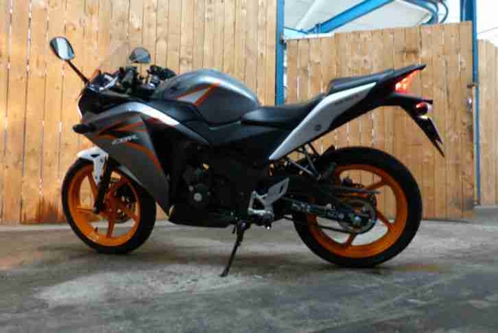 CBR 125R Tricolor