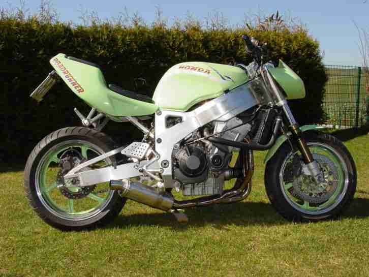 Honda CBR 900 RR Fireblade SC 28 „ROADRUNNER“ Superbike-Umbau
