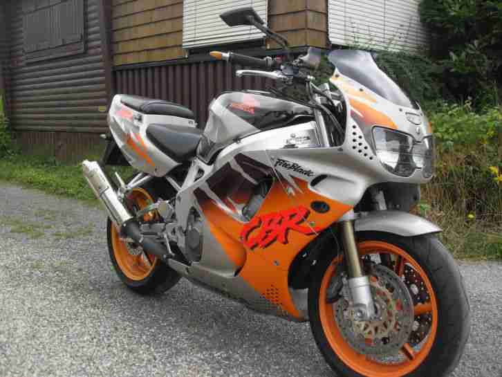 Honda CBR 900RR SC28