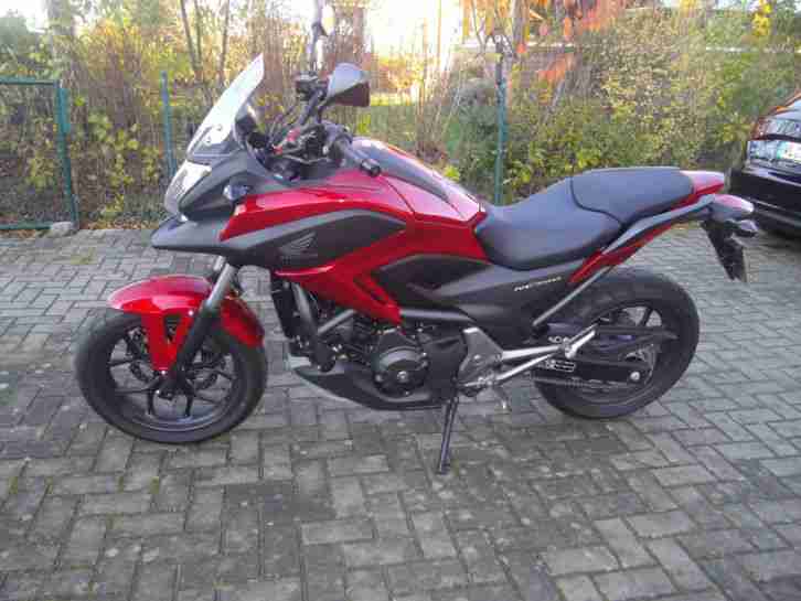 Honda NC750X mit Doppelkupplungsgetriebe Farbe rot
