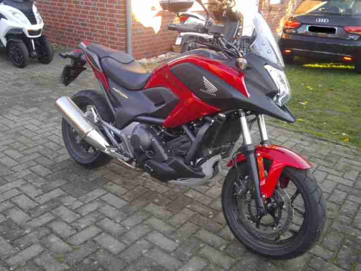 Honda NC750X mit Doppelkupplungsgetriebe Farbe rot