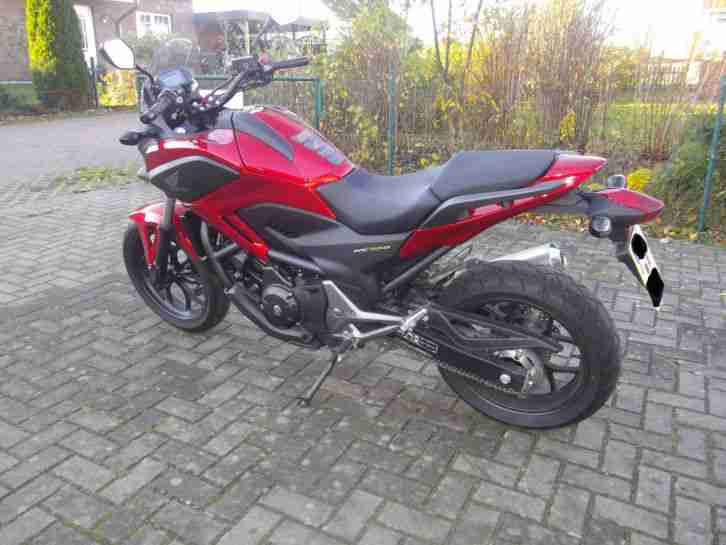 Honda NC750X mit Doppelkupplungsgetriebe Farbe rot