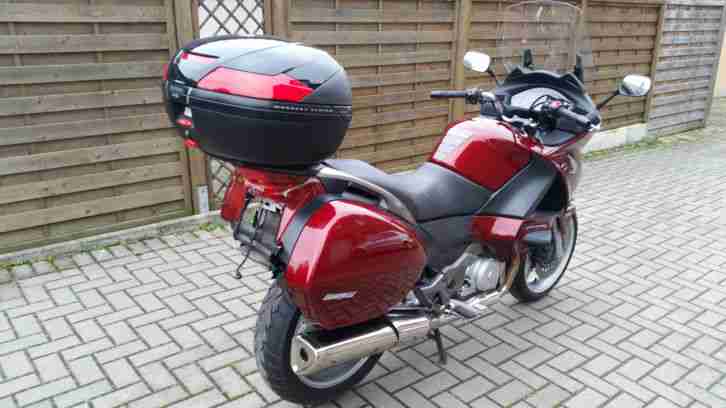 Honda NT 700 VA RC52 Montesa Honda Unfallmotorrad erst 17312 km