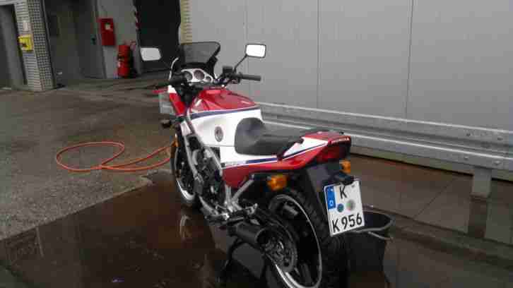 Honda RC15 Intercepter