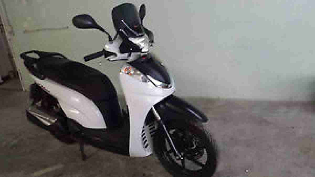 Honda SH 300i mit neue HU bis 2016 und Topcase von Honda