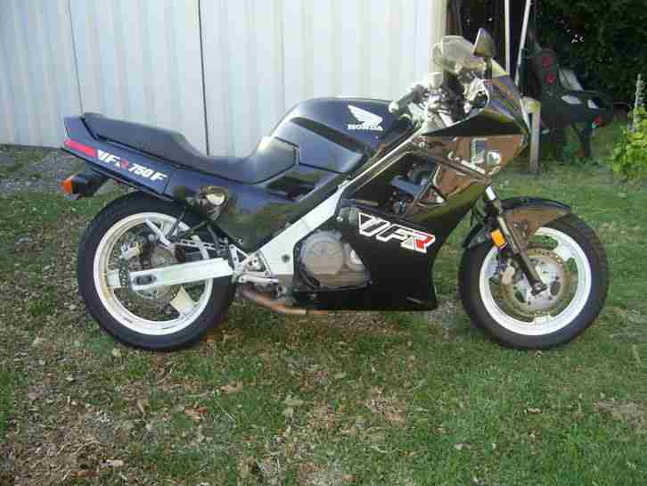 VFR750F RC24 Sporttourer V4