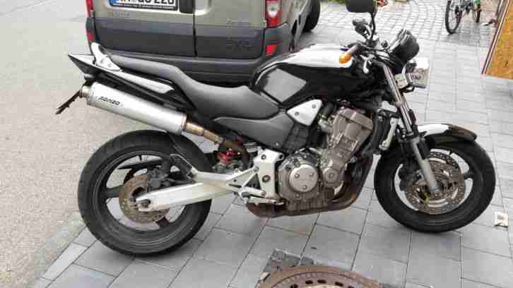 Hornet 900
