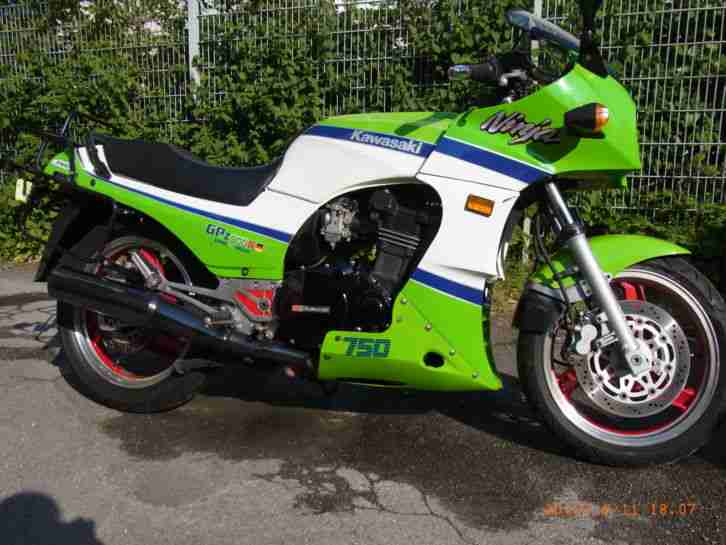 KAWASAKI GPZ 900 R