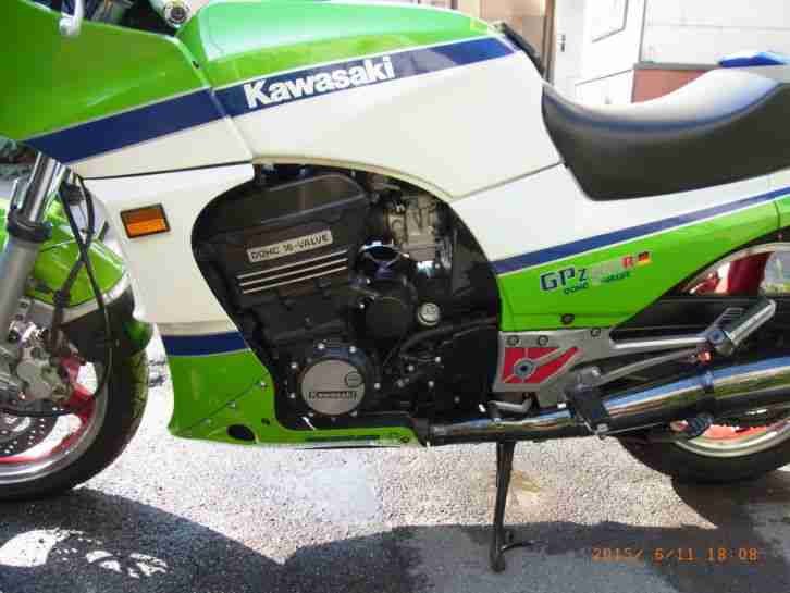 KAWASAKI GPZ 900 R