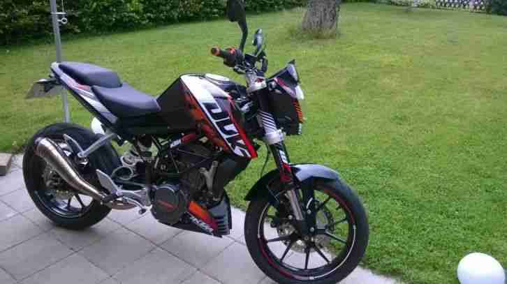 KTM 125 Duke Black Raceline Edition