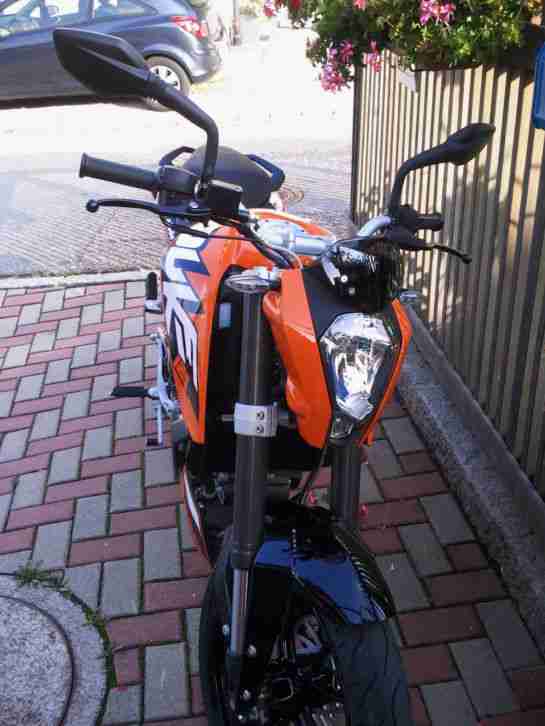 KTM 125 Duke orange