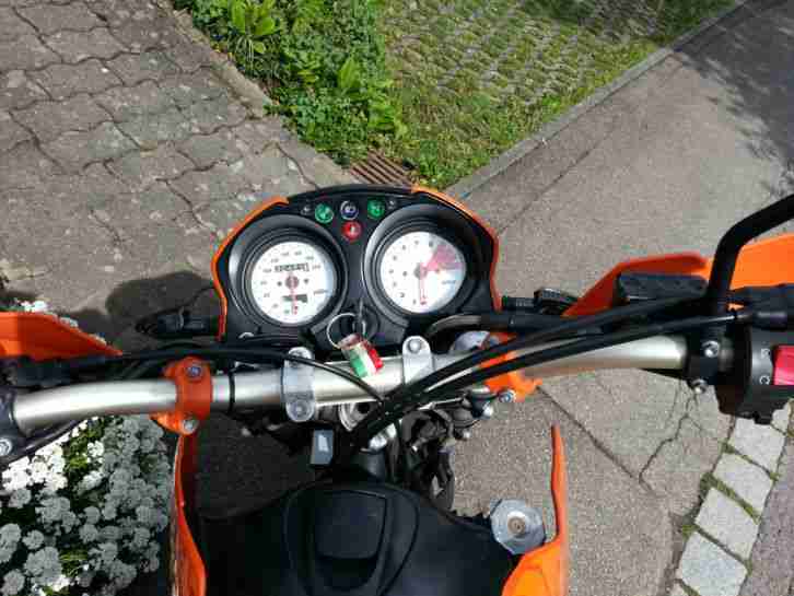 KTM 640 LC4 Duke 2
