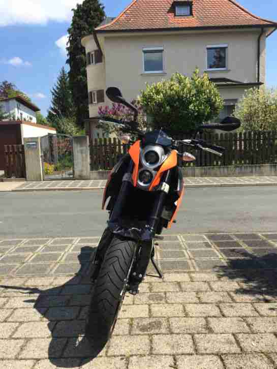 KTM 690 SM mit der Maske einer Duke, Akrapovic Komplett Auspuffanlage, Nürnberg