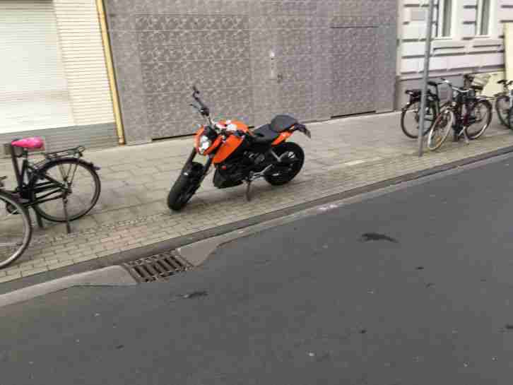 KTM Duke 125 mit Powerparts