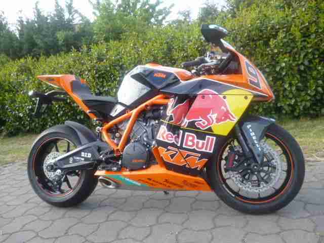 RC8 R Red Bull Limited Edition Nummer 100