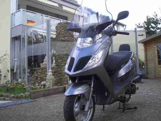 KYMCO YAGER GT 125 CCM MOTORROLLER TÜV NEU 5870 KM TOP OKAY IN SILBER GR SCHEIBE