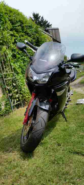 Kawasaki Er6f in der beliebten Farbkombi Rot/Schwarz