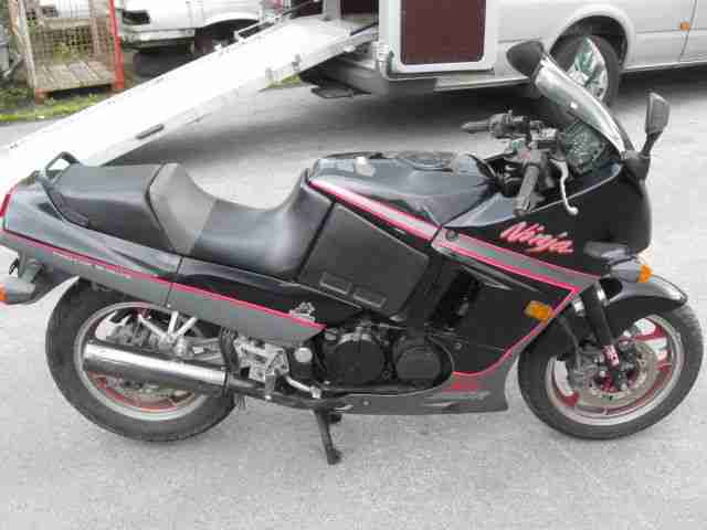 Kawasaki GPX 600 R steht seit 2009 aber Motor läuft mit Papiere + Schlüssel