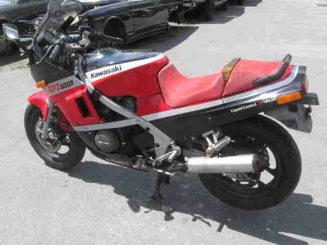 Kawasaki GPZ 600 R aus 1985 hat alle Deutschen Papiere der MOTOR DREHT