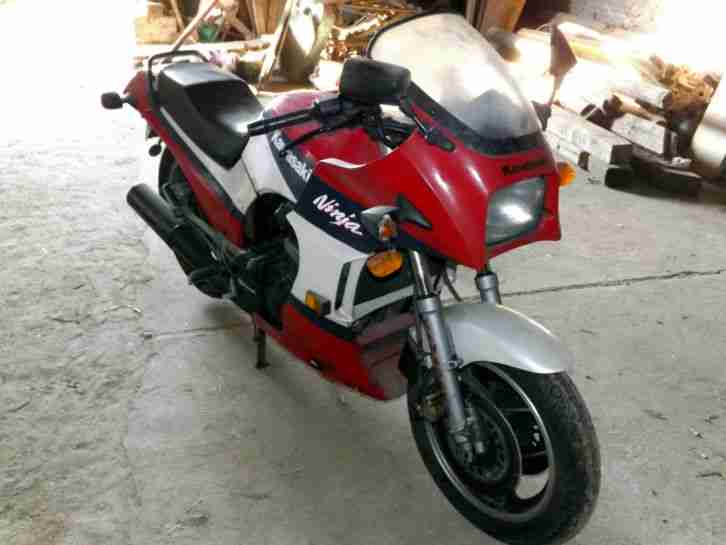 Kawasaki GPZ 900 R zum ausschlachten.