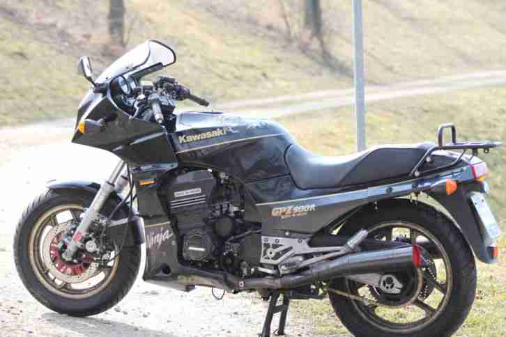 GPZ900R Ninja in Schwarz Gold