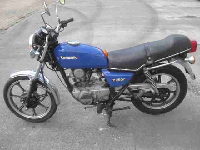 Kawasaki KZ 250 C Baujahr 1982 wie abgebildet OHNE PAPIERE der Motor dreht