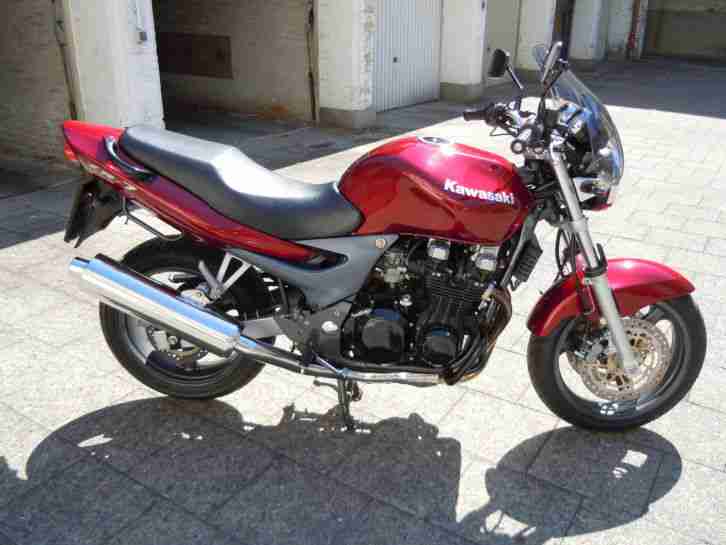 Kawasaki ZR 750 F/Z 7 Nakedbike 24000Km Scheckheft Garage Topzustand Unfallfrei