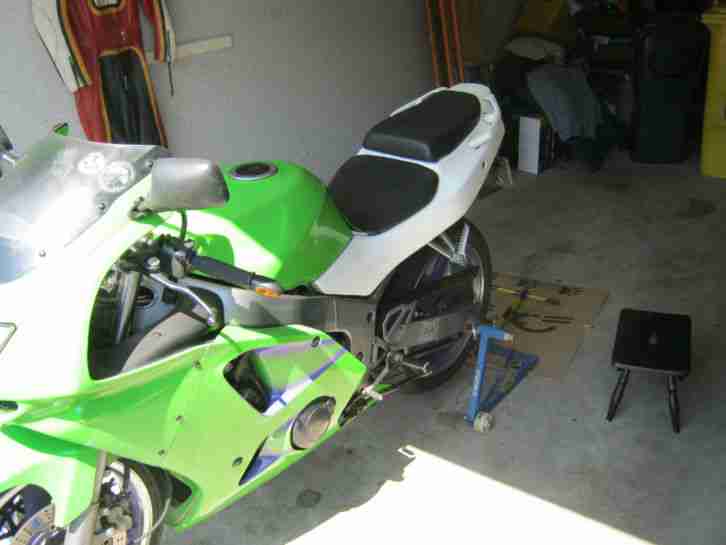 Kawasaki ZX 600 mit Sonderlackierung