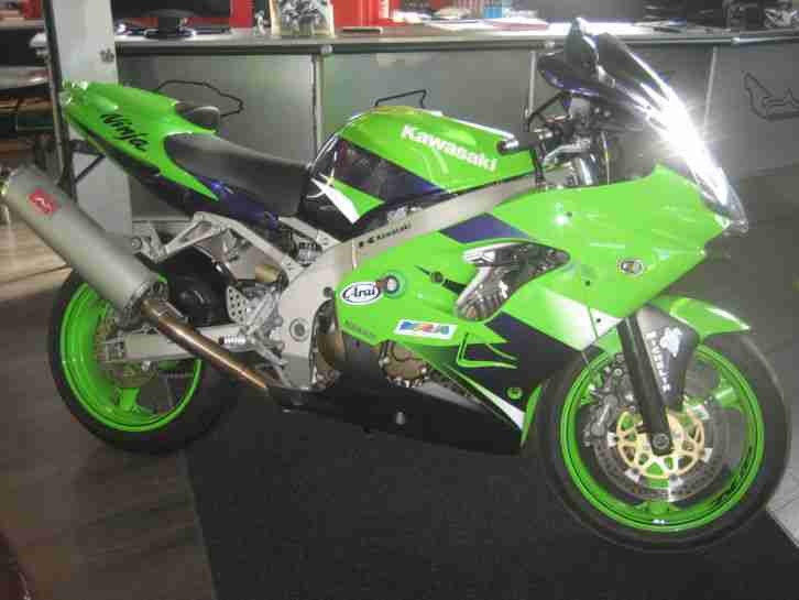 Kawasaki ZX9R Ninja EE Modell mit viel Zubehör