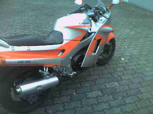 Kawasaki ZZR 1100 zum AUSSCHLACHTEN oder zum FAHREN,KEINEN TÜV mehr