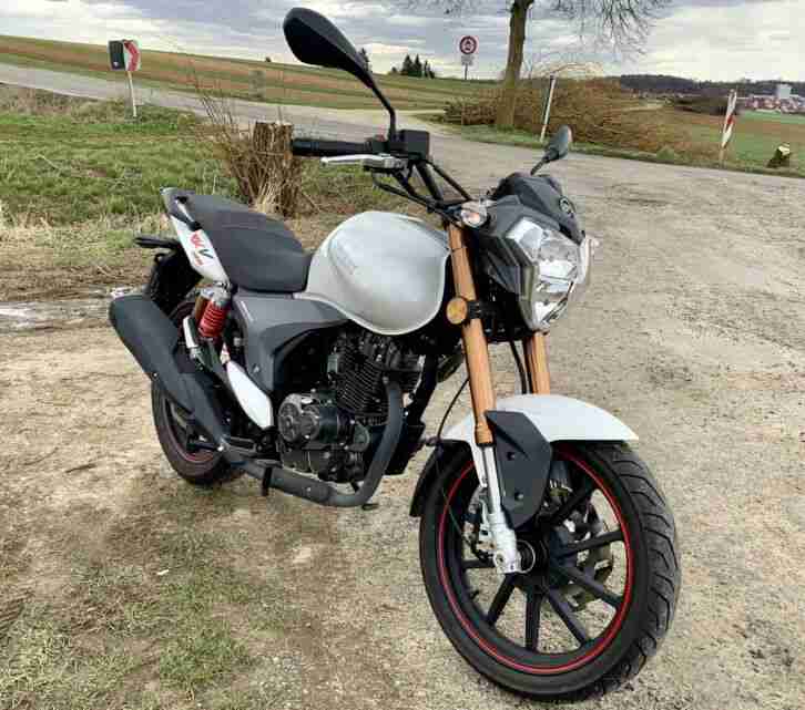 Keeway RKV 125 Neuwertig Naked Bike 1800km