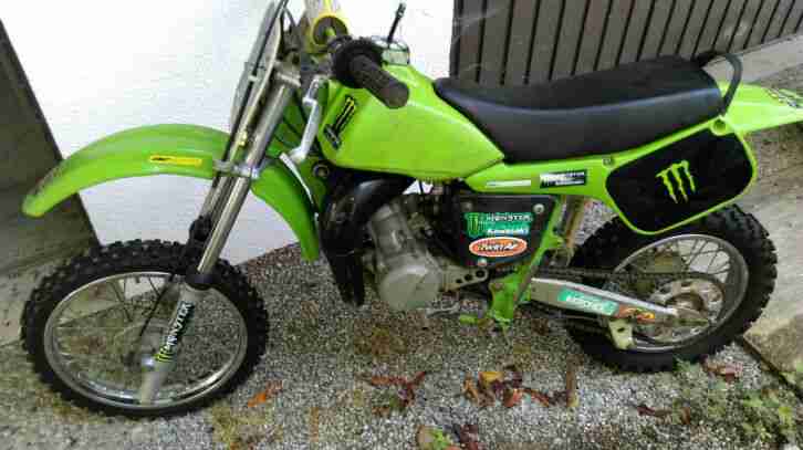 Kinder Kawasaky Wettbewerbsmotorrad.