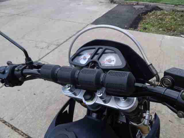 Luxxon 125 Supermoto mit Suzuki Motor