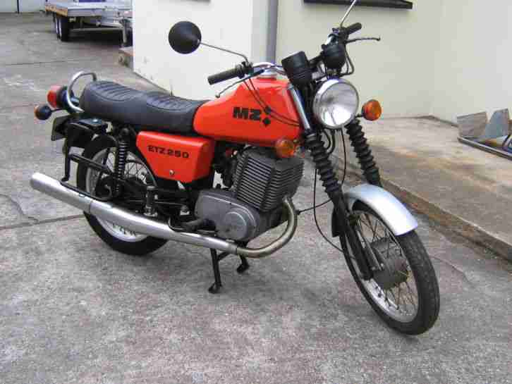 MZ ETZ 250 mit DDR Brief und Seitenkoffer