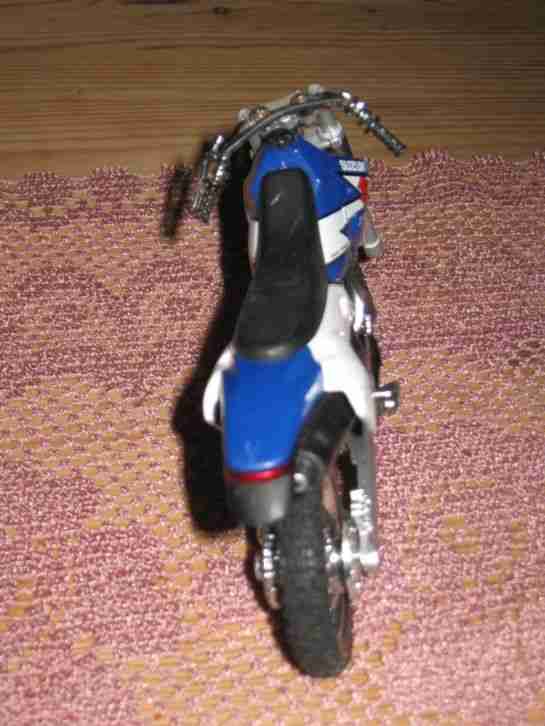 Modell Suzuki Motorrad mit Fahrer