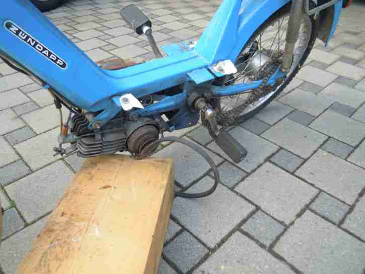 Mofa Zündapp Reparaturbedürftig als Ersatzteilträger und Holzklotz