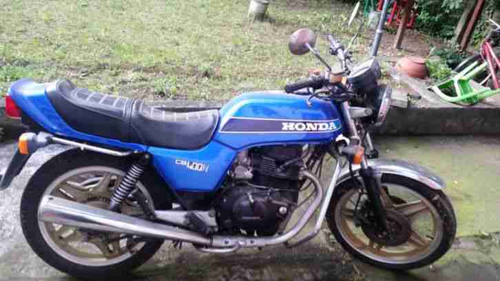 Motorrad, CB 400 in blau, seltener Scheunenfund