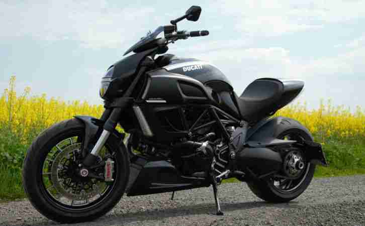 Motorrad Ducati Diavel 1200 Schwarz Sehr viele Extras ( Bilder ansehen !!! )