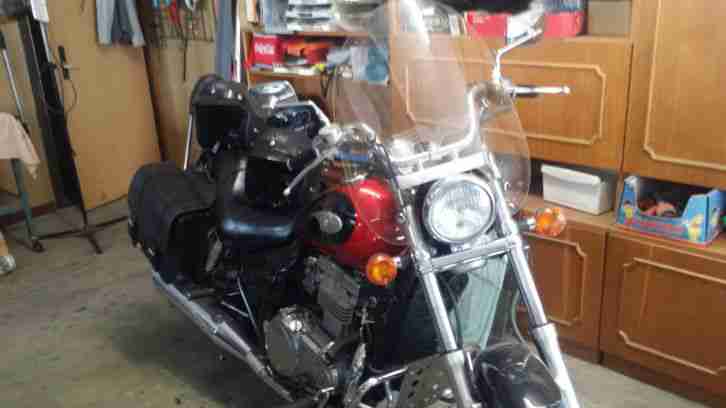 Motorrad Kawasaki mit 2 Sturzhelmen