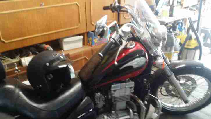 Motorrad Kawasaki mit 2 Sturzhelmen