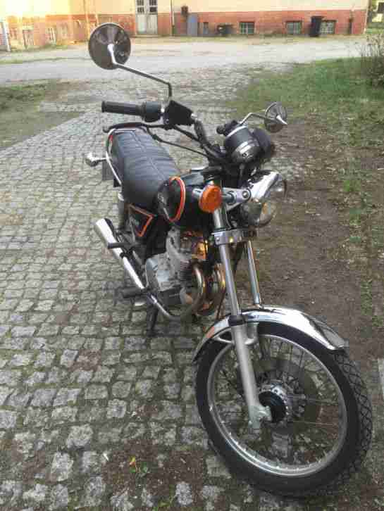 Motorrad Suzuki GN250 mit Elektrostarter schwarz (mit Leistungsbeschränkung)