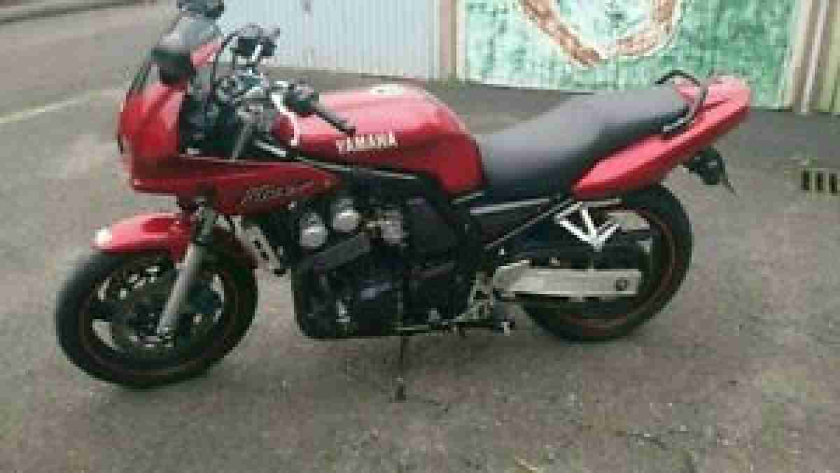 Motorrad Yamaha Fazer 600 mit Ersatzvorderrad