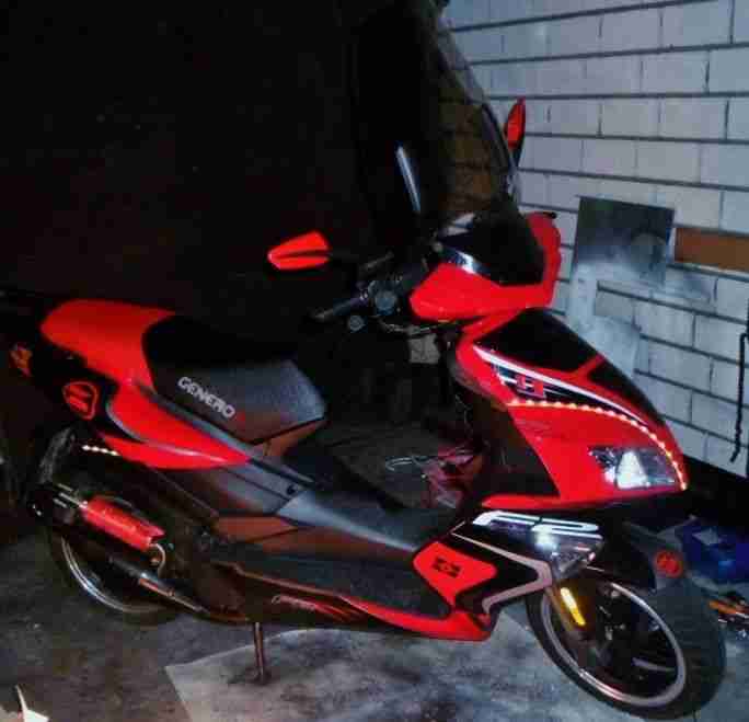 Neuwertiger Rex Genero F2 Roller,50 ccm,Red Black Edition,erst 636 km gelaufen!