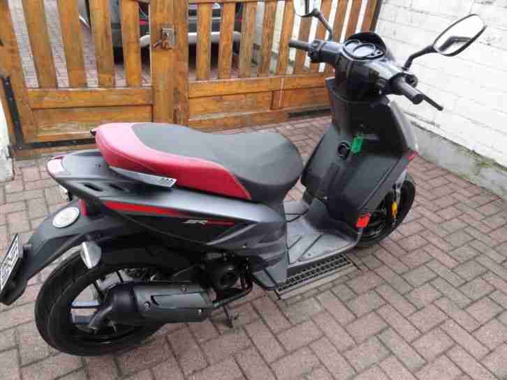 PIAGGIO/APRILIA SR 50 Roller, Bj. 2015, grau/schwarz, erst 5750 km, TOP